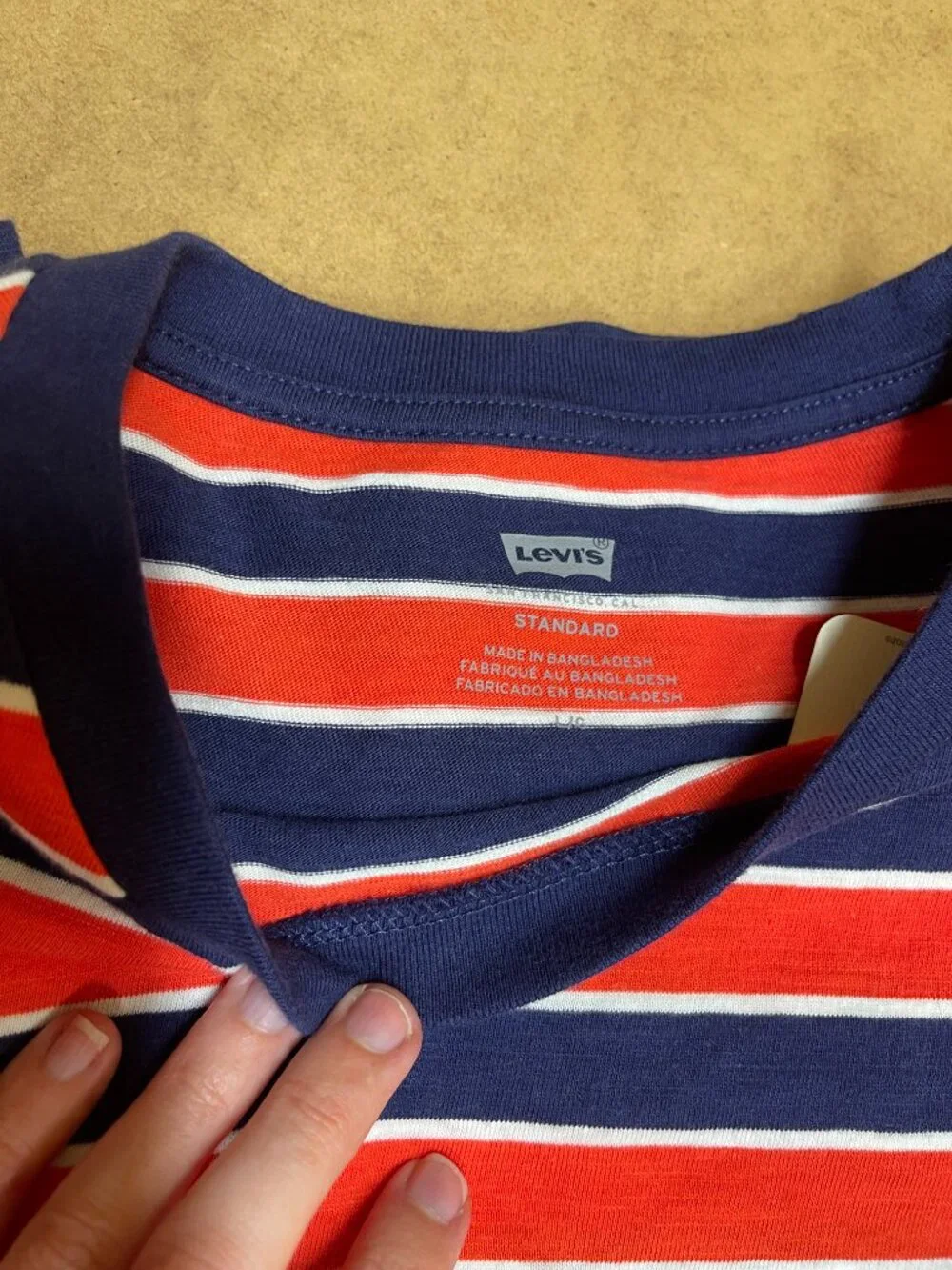 Levi’s Men’s Standard Red Blue Stripe Short Sleeve Pocket Tee in Size Large New